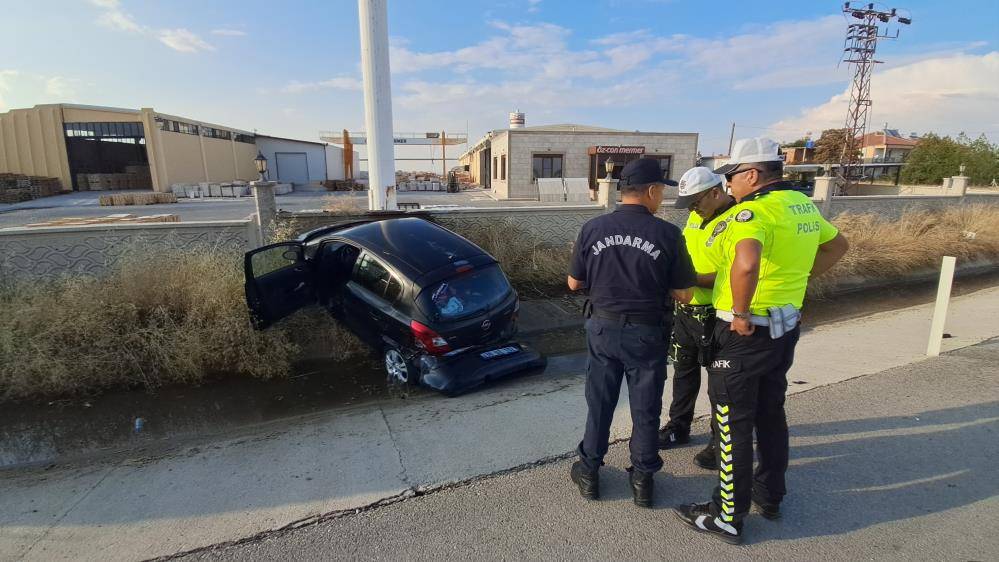 Köpek bir anda yola çıktı! Kadın sürücünün manevrası kazayla bitti 3